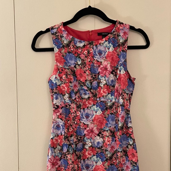 Perfect Summer Dress 🌸 - Picture 3 of 5